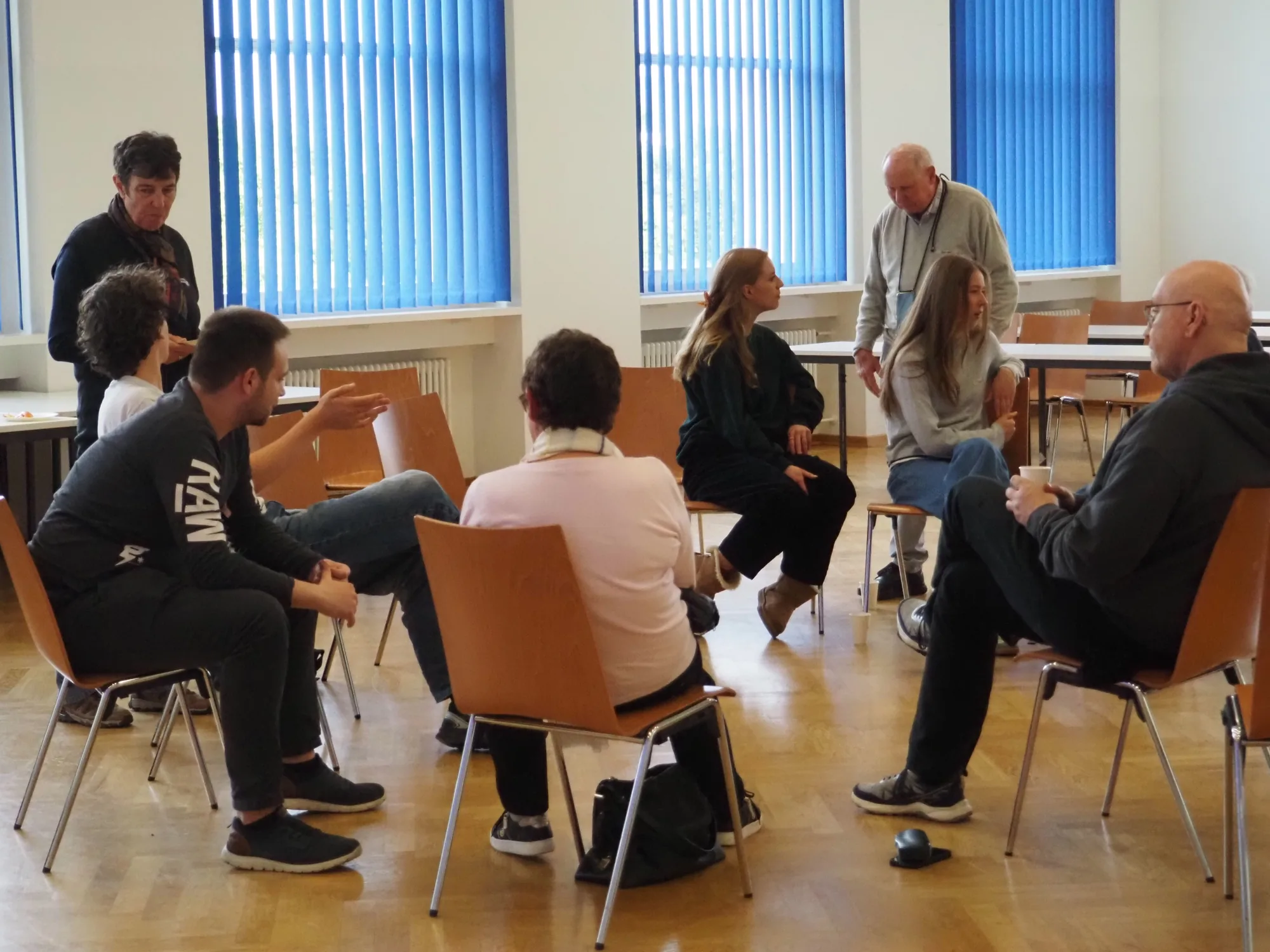 Menschen im Gespräch beim YOLD-Community-Treffen in Frankfurt
