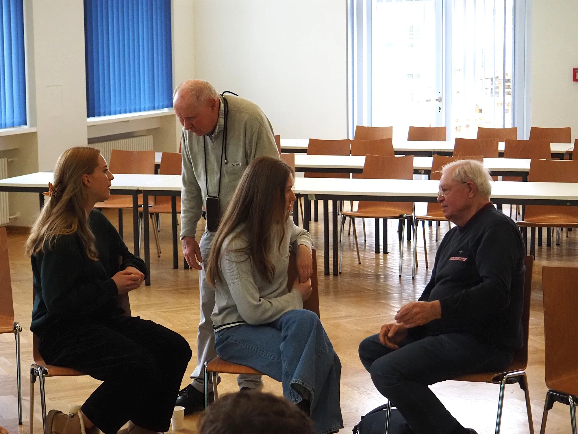 Menschen in unterschiedlichen Lebensphasen im Gespräch bei einem YOLD-Treffen