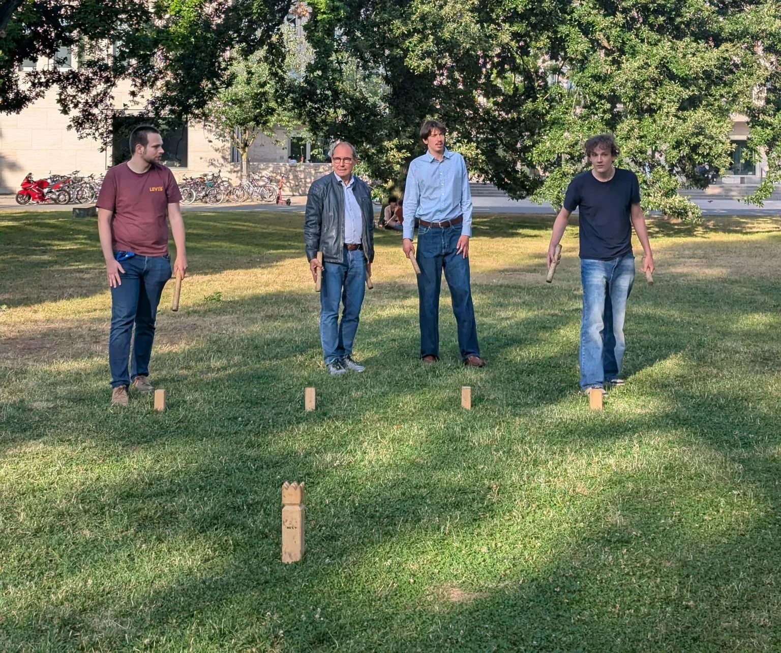 YOLD-Community beim gemeinsamen Kubb-Spielen im Freien