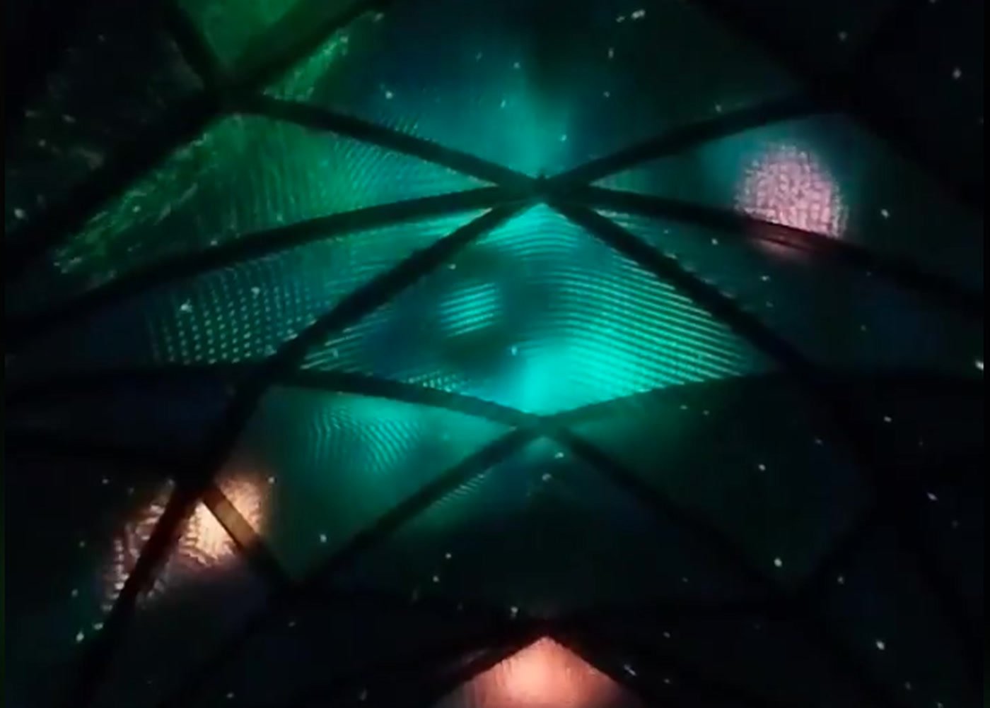 Farbige Lichtinstallation im Gewölbe der Dreikönigskirche Frankfurt während der Klang- und Lichtshow