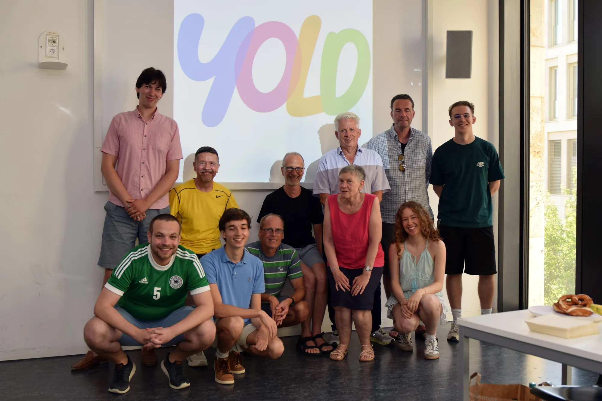 Die YOLD-Community gemeinsam vor der projizierten YOLD-Leinwand